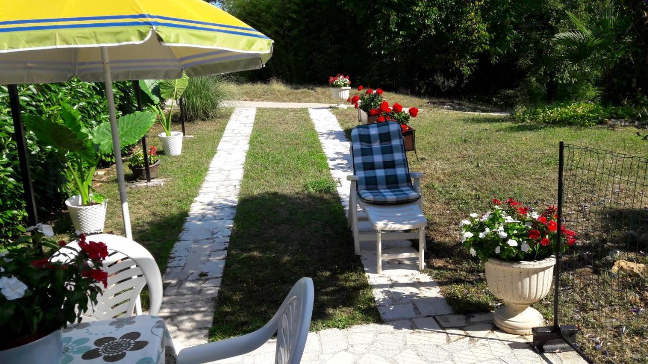 Apartment Nena- Apartman Sa Posebnim Ulazom U Prizemlju, Terasom I Zelenom Okucnicom Rakotule Εξωτερικό φωτογραφία